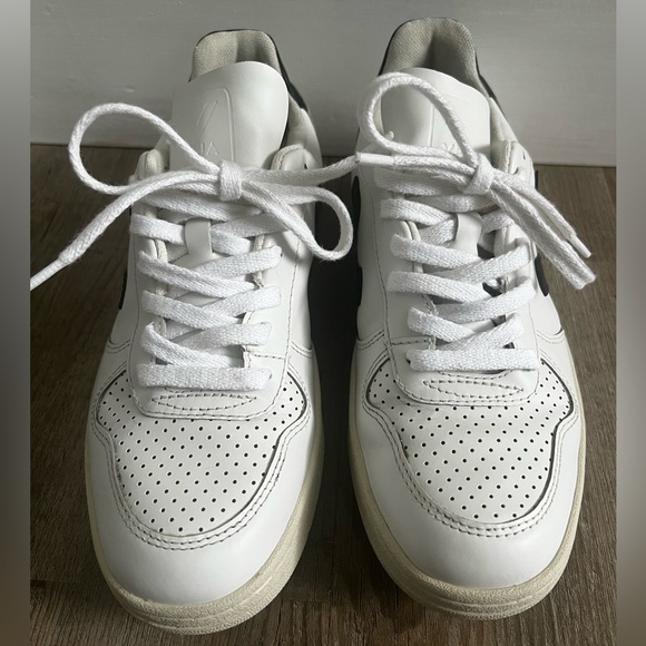 Women’s Veja V-10 Sneaker in Extra White & Black - Picture 5 of 9